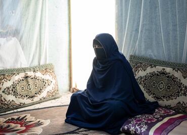 Talibanes prohíben a las mujeres de Afganistán realizar viajes largos