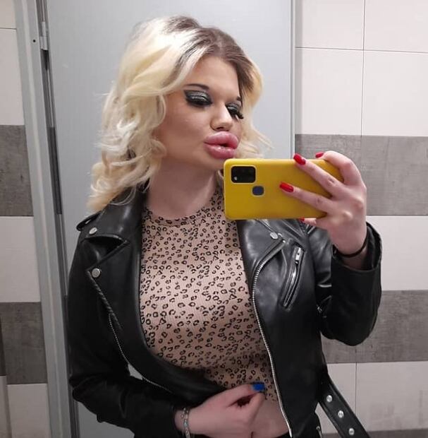 “La Barbie humana” llega con sus enormes labios a OnlyFans