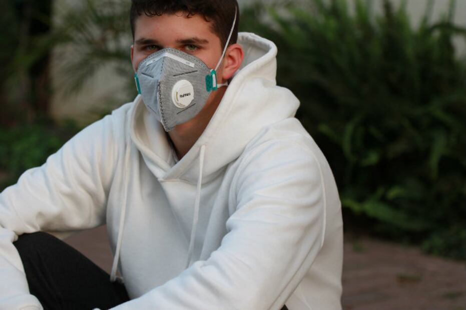 Las mascarillas con válvula y las caretas NO impiden la propagación del Covid-19