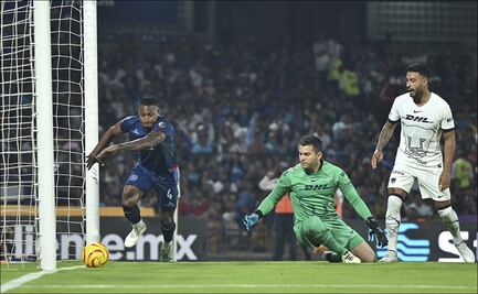 Julio Gonzalez realizó un tremendo oso ante Cruz Azul, el VAR salvó a Pumas