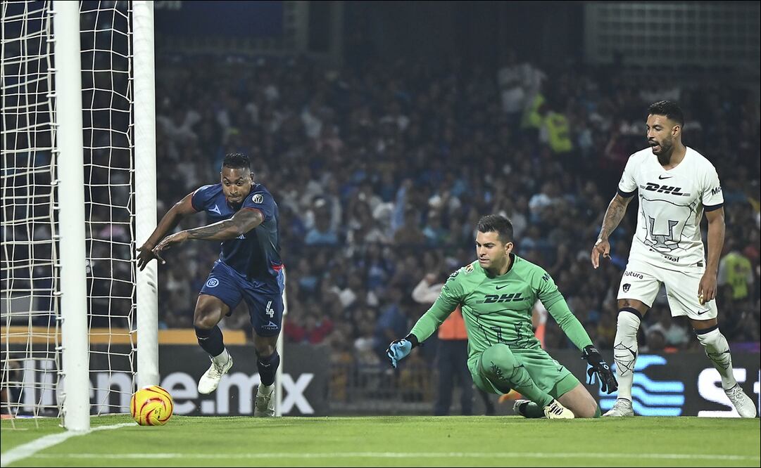 Julio González comete tremendo oso ante Cruz Azul. FOTO: Imago7