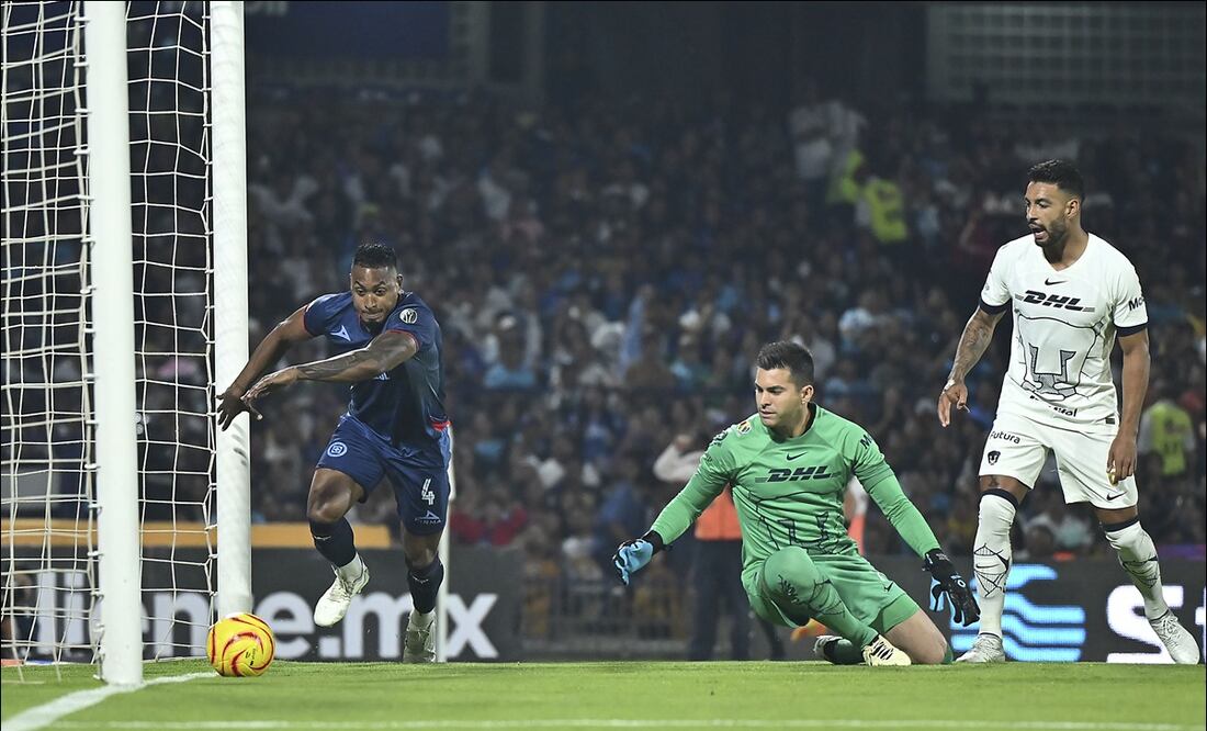 Julio González comete tremendo oso ante Cruz Azul. FOTO: Imago7