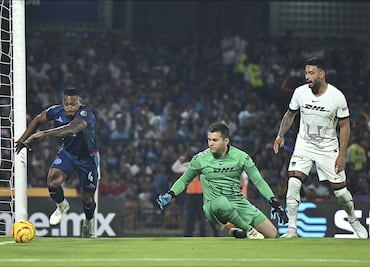 Julio Gonzalez realizó un tremendo oso ante Cruz Azul, el VAR salvó a Pumas