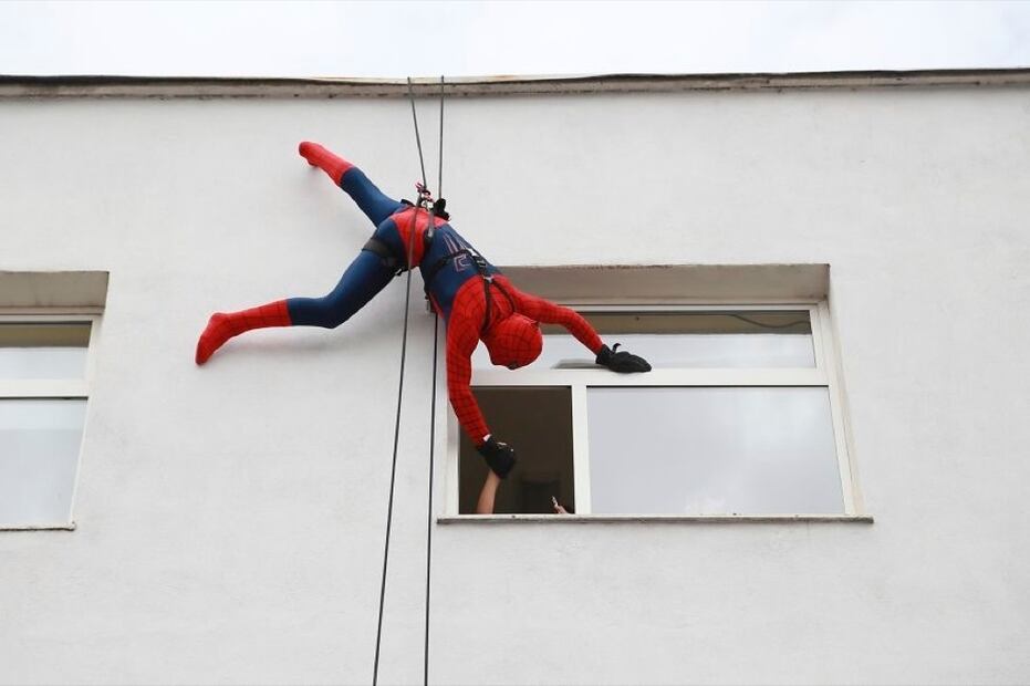¡Acciones admirables! Policías que fueron los superhéroes favoritos de estos niños