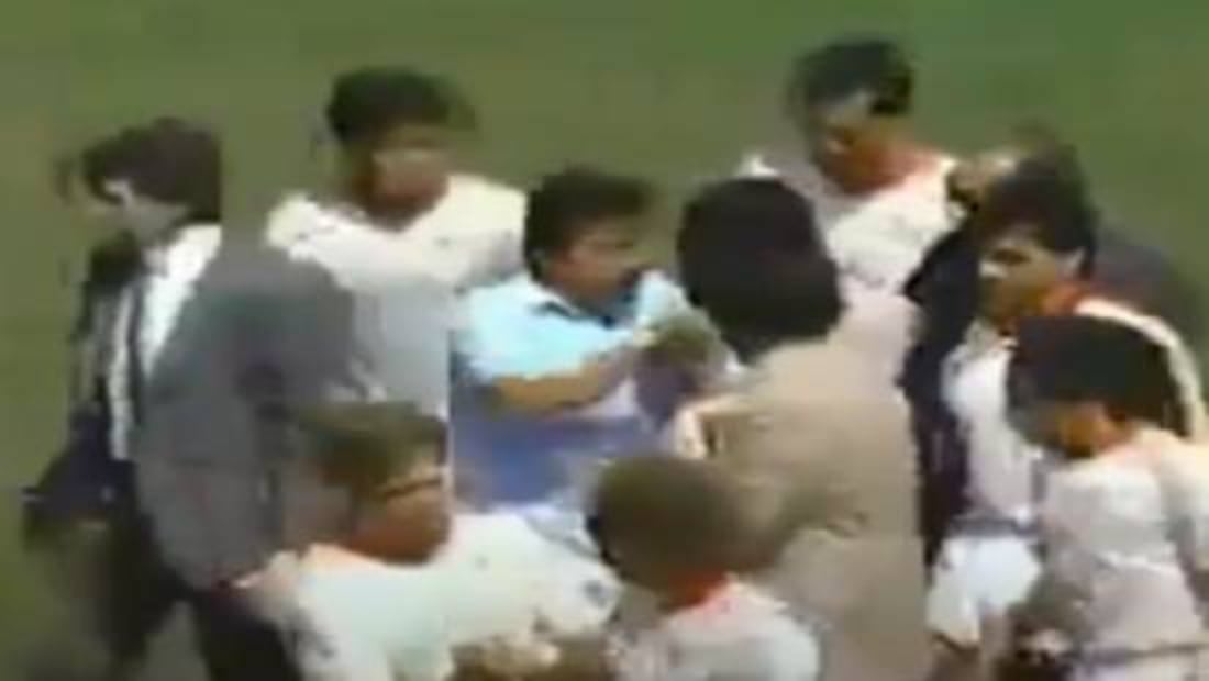 La persona se vuelve a acercar Maradona para ofrecerle la extraña sustancia. Foto: Especial