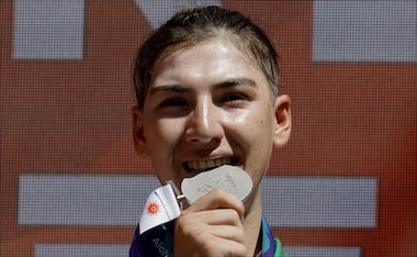 Ciclista afgana que se vestía de hombre para entrenar conquista medalla de plata en Juegos Asiáticos / FOTO: ESPECIAL