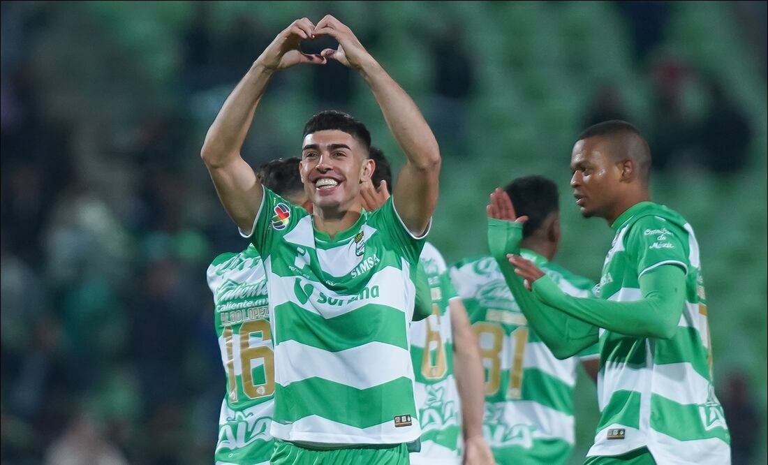 Juan Brunetta anotó doblete y dio el pase al Santos en el Play In - Foto: Imago7