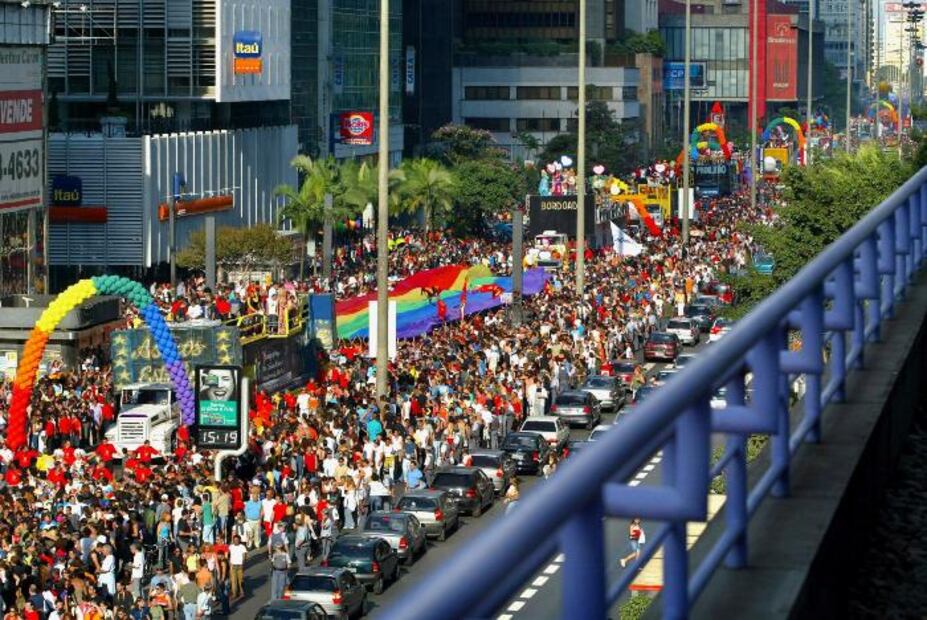 3 destinos que DEBES visitar durante este Mes del Orgullo