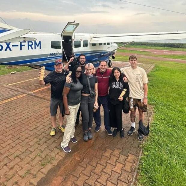 Cassandra Sánchez-Navarro e Igor Lichnovsky viajaron juntos a Uganda para realizar labores altruistas. Foto: Especial