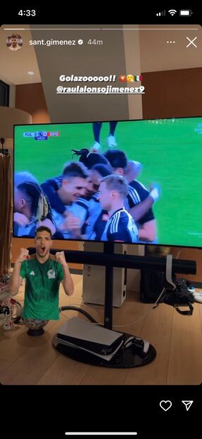 Historia de Santiago Giménez felicitando a Raúl Jiménez por un gol con Fulham