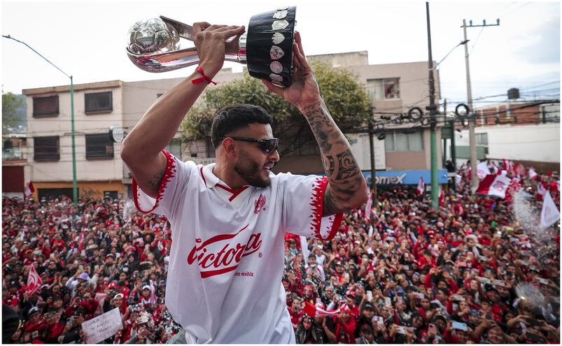 Alexis Vega repartió cervezas a los aficionados en la celebración de Toluca tras ganar el bicampeonato