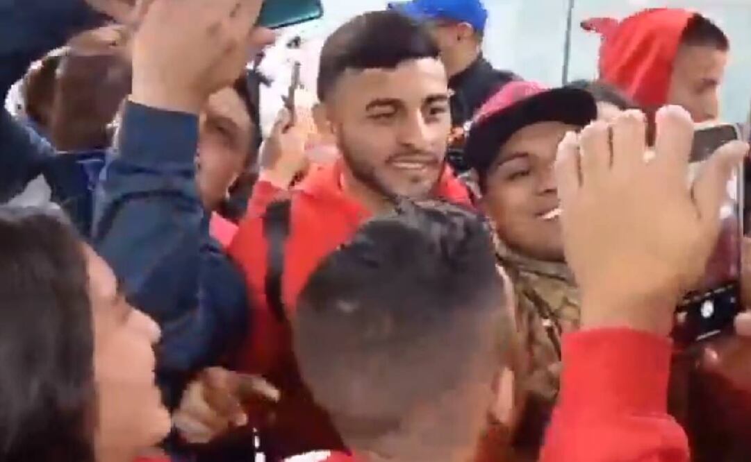 Alexis Vega fue asediado por la afición de Chivas en el aeropuerto de la CDMX. Foto: Especial