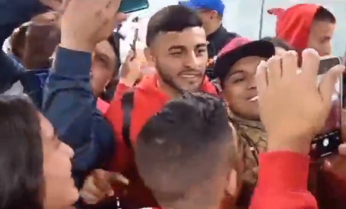 Alexis Vega fue asediado por la afición de Chivas en el aeropuerto de la CDMX. Foto: Especial