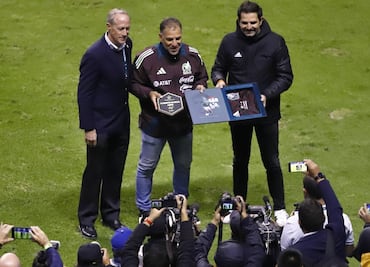 Alberto García Aspe recibe homenaje por la Selección Mexicana