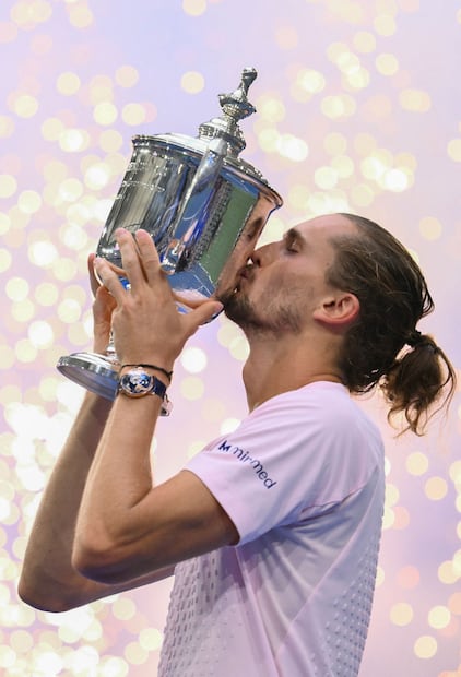 El alemán besando el trofeo tras vencer a Ben Shelton en la final del US Open / Foto: AFP
