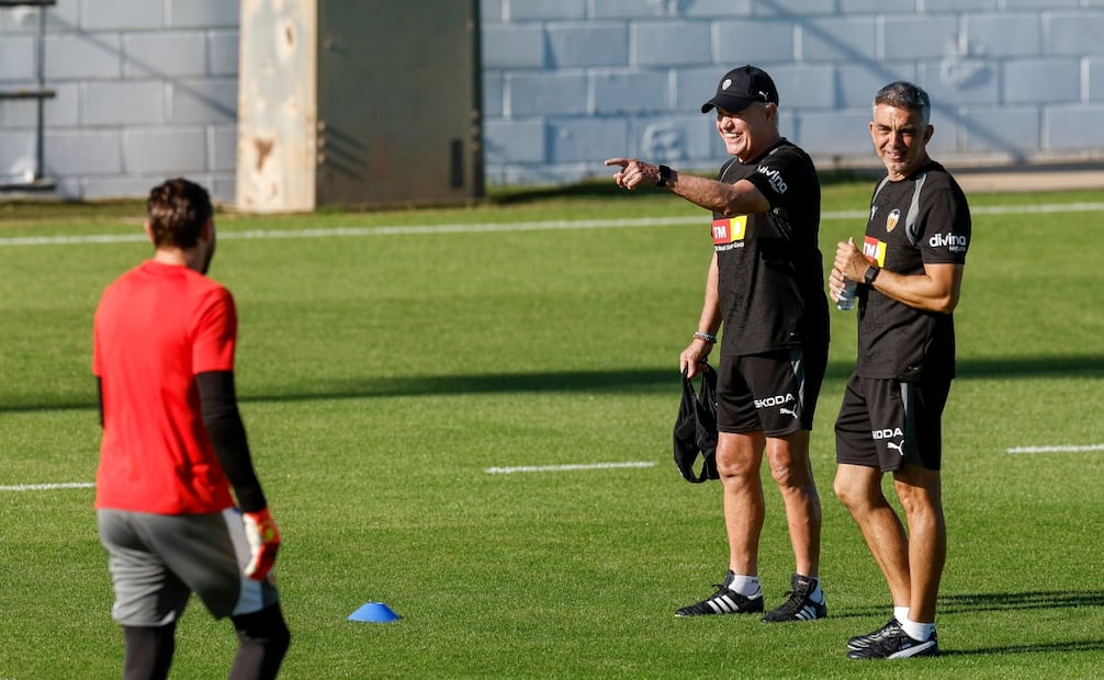 Javier Aguirre en la práctica del jueves con el Valencia /Foto: EFE
