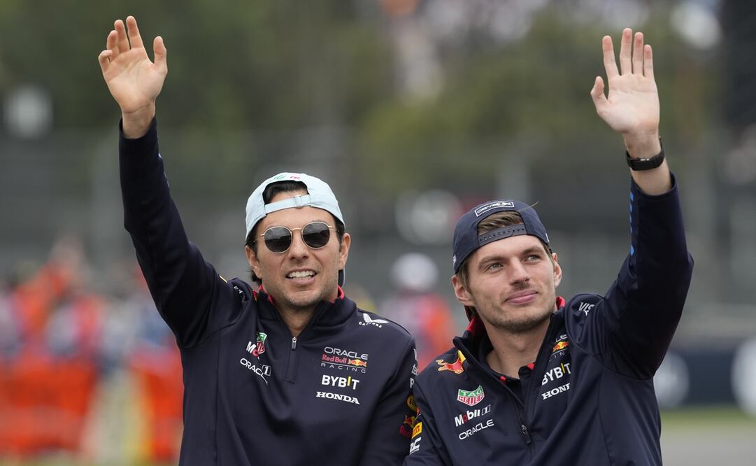Max Verstappen y "Checo" Pérez saludando en el Autódromo Hermanos Rodríguez - Foto: AP