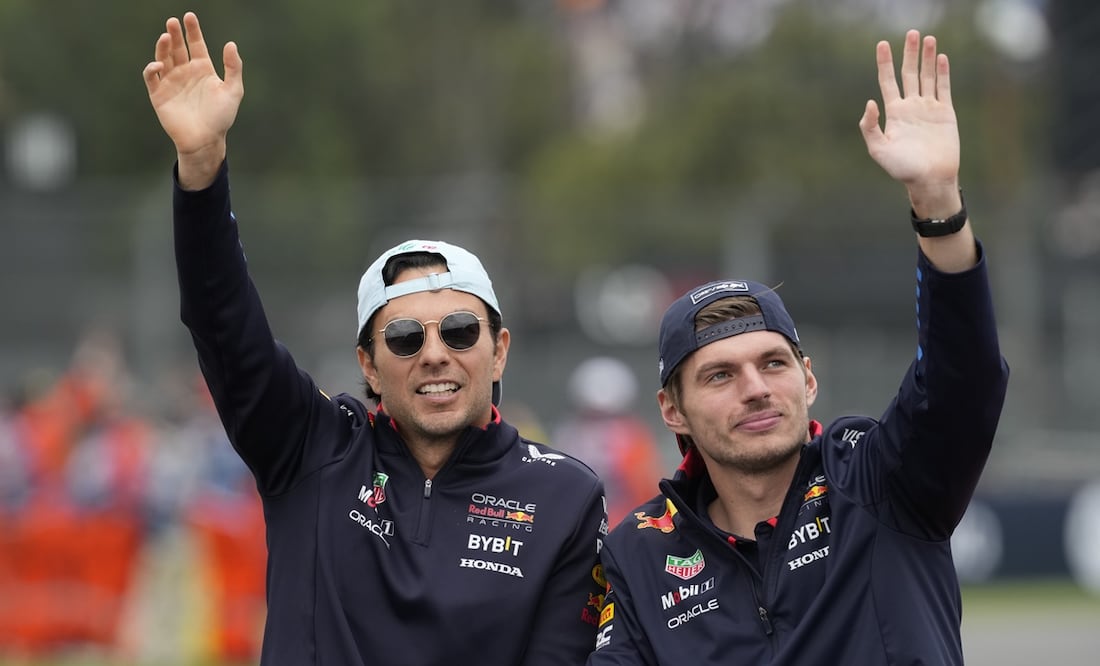 Max Verstappen y "Checo" Pérez saludando en el Autódromo Hermanos Rodríguez - Foto: AP