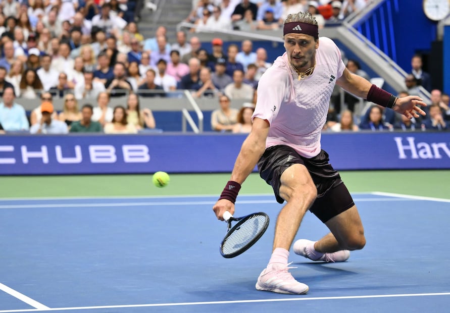 El alemán Alexander Zverev devuelve la pelota al estadounidense Ben Shelton durante la final individual masculina del torneo de tenis US Open, en su decimoquinta jornada / Foto: AFP