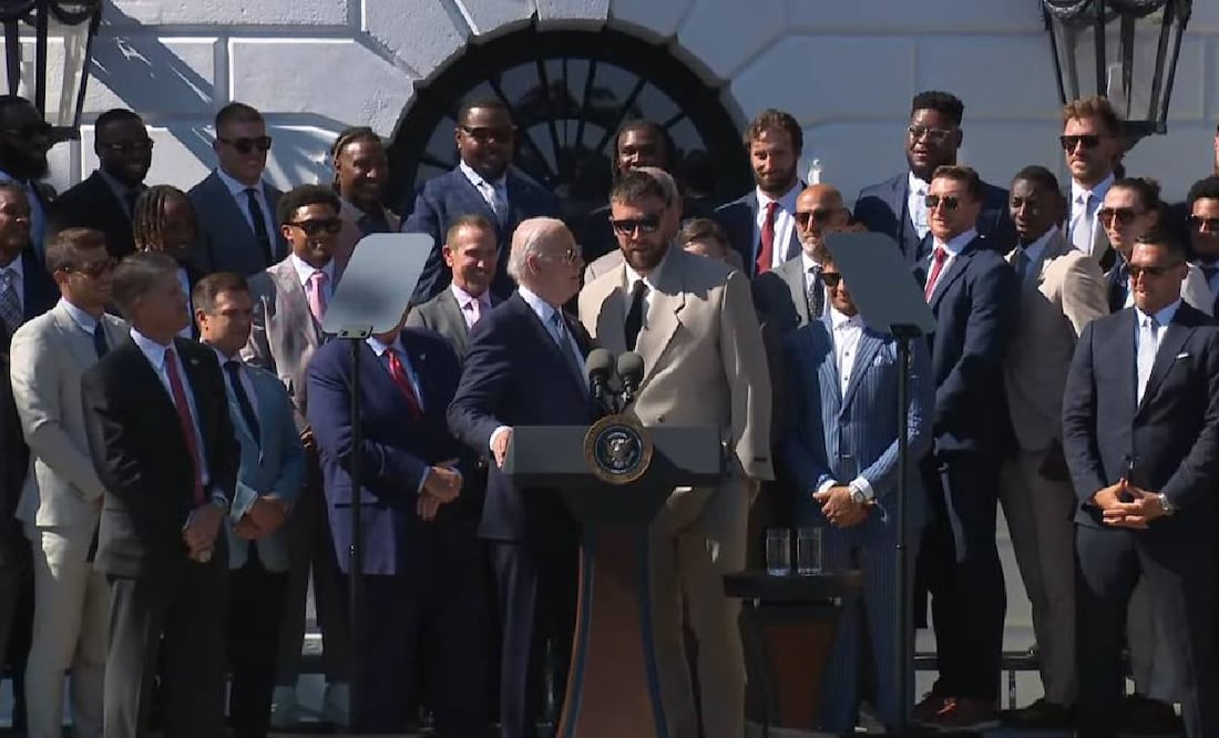 Travis Kelce ahora sí tuvo un buen comportamiento en la visita de los Chiefs a la Casa Blanca. Foto: Especial