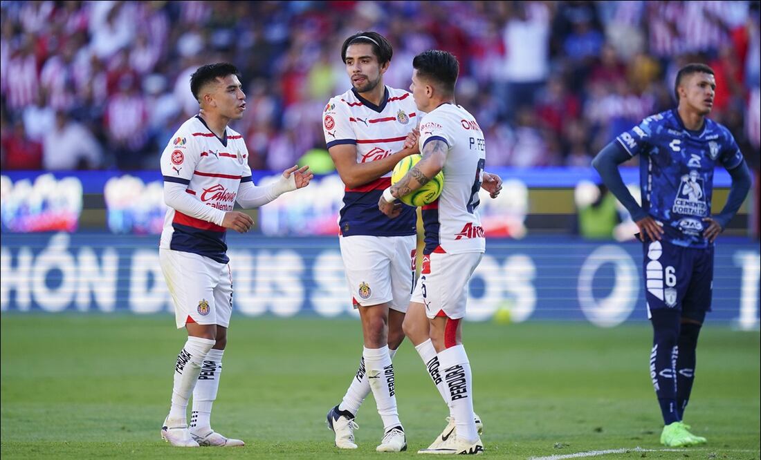 Jugadores de Chivas, durante un partido del Clausura 2024. FOTO: Imago7