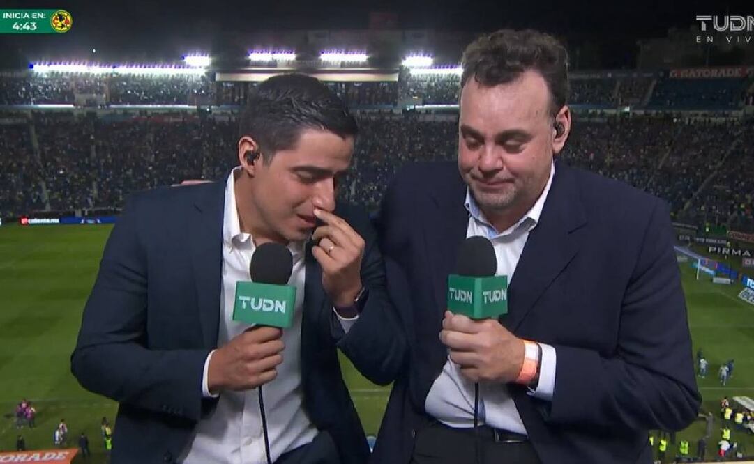 David Faitelson tuvo que consolar a Andrés Vaca luego de que llorara al recordad a Paco Villa. Foto: Especial