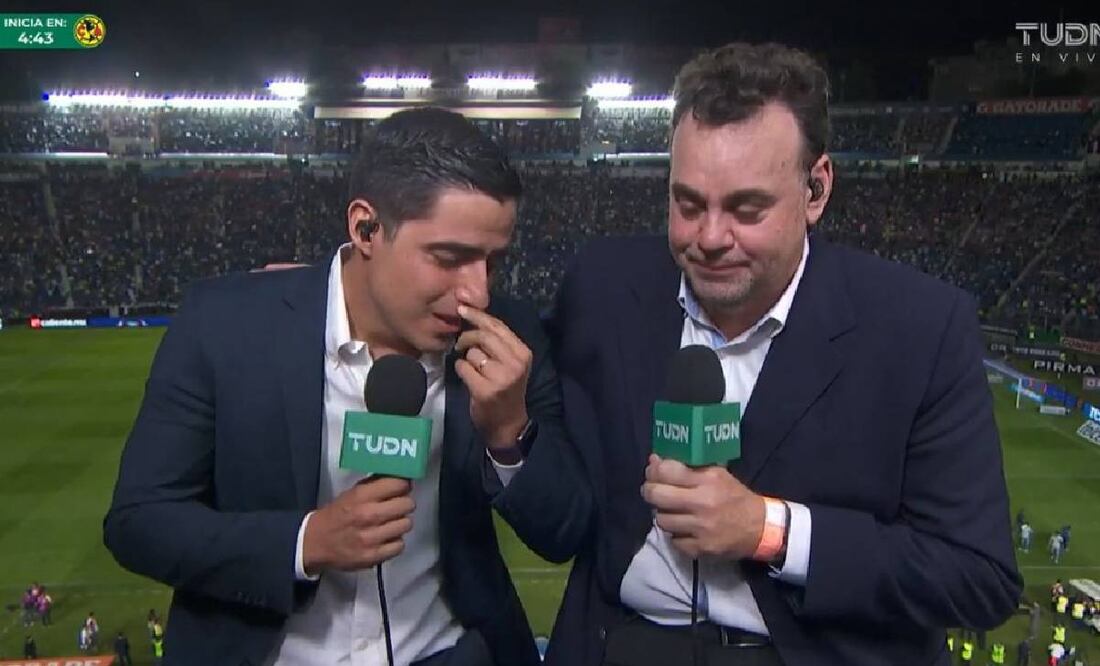 David Faitelson tuvo que consolar a Andrés Vaca luego de que llorara al recordad a Paco Villa. Foto: Especial