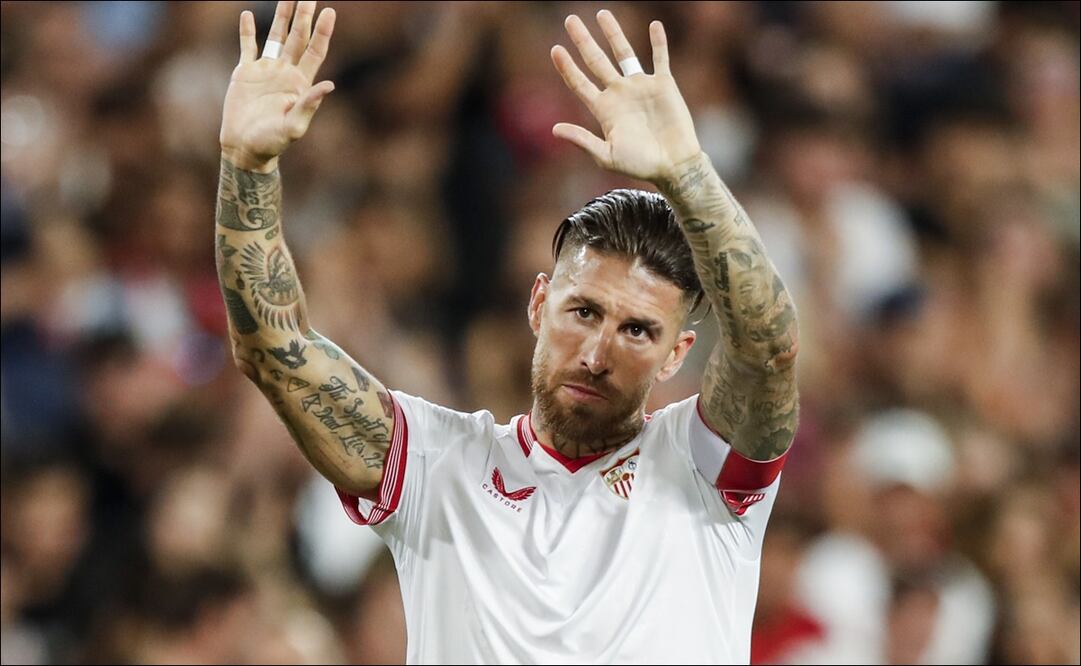 Sergio Ramos saluda a las tribunas en un partido. FOTO: AP