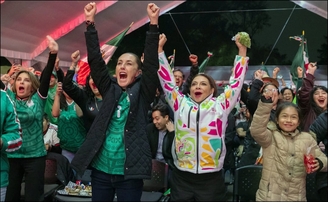 Claudia Sheinbaum festeja uno de los goles de la Selección Mexicana ante el equipo de Ecuador. FOTO: EFE