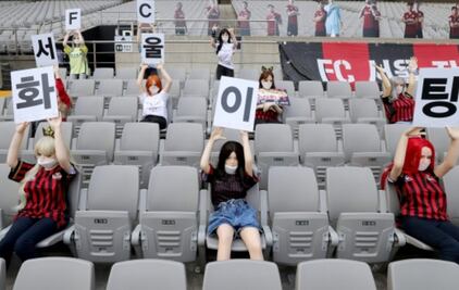 Ahora asesinos y muñecas inflables llenan estadios por coronavirus