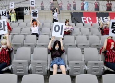 Ahora asesinos y muñecas inflables llenan estadios por coronavirus