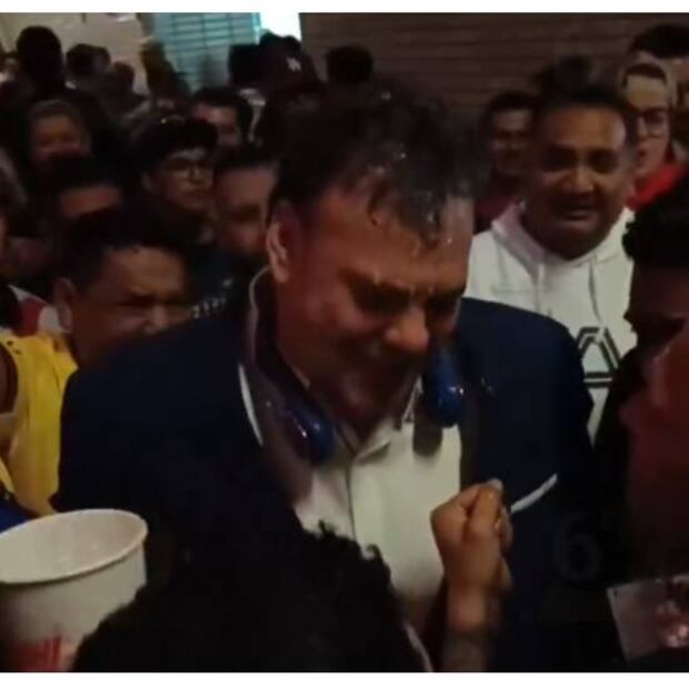 David Faitelson también fue agredido con un vaso de cerveza que aventaron a su cabeza. Foto: Especial