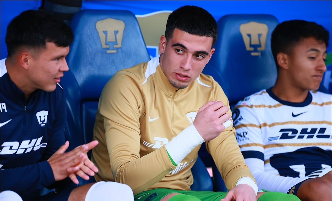 Conoce por qué Alex Padilla no fue titular y tuvo que presenciar el triunfo de Pumas sobre Necaxa / FOTO: Imago7