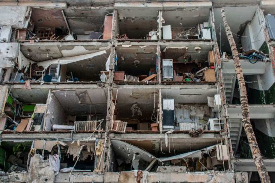 Músico ucraniano toca sombría melodía en medio de las ruinas de su país