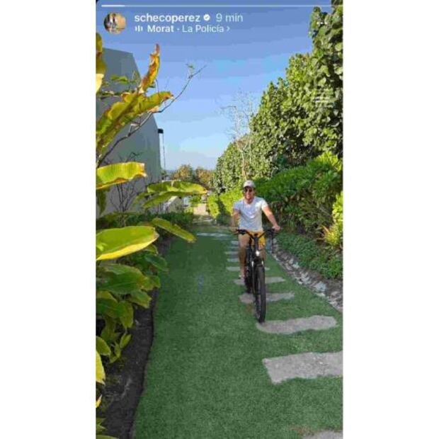 Checo Pérez publicó una foto andando en bici en sus redes sociales. Foto: Especial