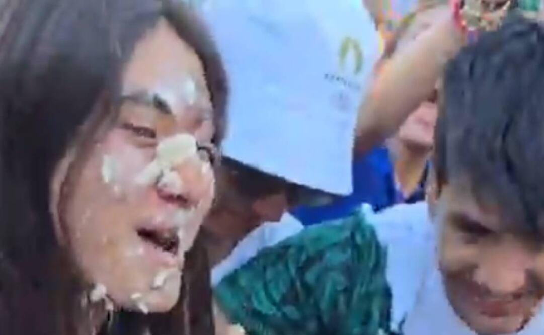 La arquera mexicana jamás imaginó que su familia la recibiera con un pastelazo. Foto: Especial.