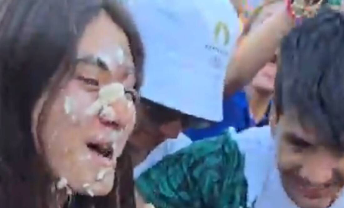 La arquera mexicana jamás imaginó que su familia la recibiera con un pastelazo. Foto: Especial.