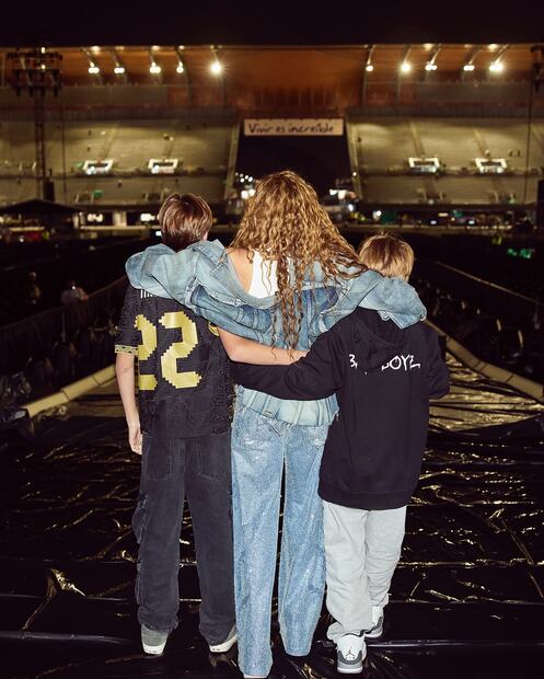 Esta fue la imagen que compartió Shakira en su cuenta de Instagram, donde Milán porta la playera del 'Piojo' Alvarado. FOTO: @Shakira