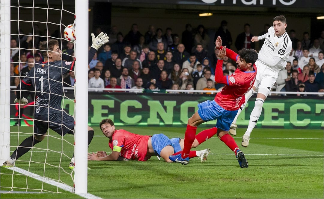 El centrocampista uruguayo del Real Madrid, Fede Valverde, dispara en la jugada del primer gol ante de la Deportiva Minera en actividad de la Copa del Rey. FOTO: EFE