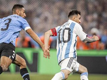 VIDEO: Sebastián Cáceres anuló a Messi y se ganó el reconocimiento de la afición
