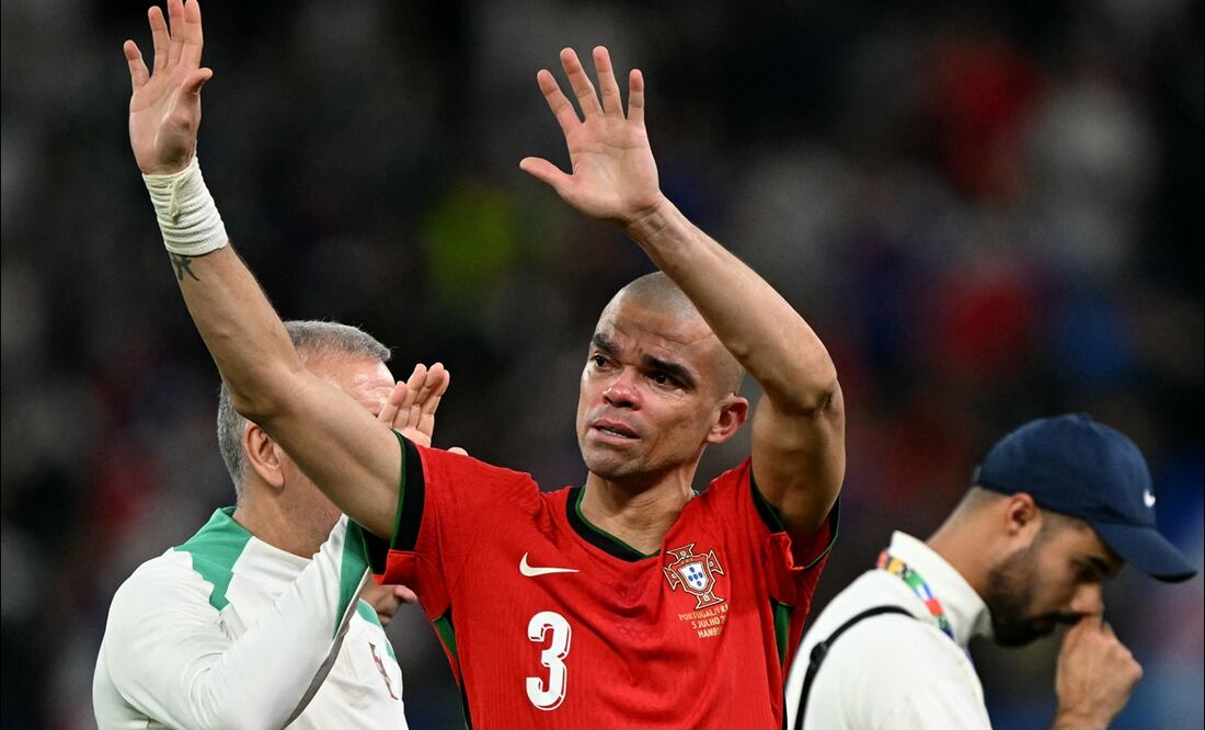 Pepe lanza un saludo hacia las tribunas en un juego con Portugal. FOTO: AFP