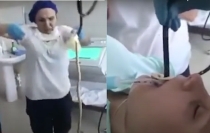 Víbora se mete en la boca de una mujer y así la sacan…