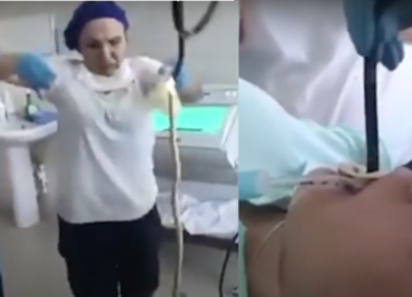 Víbora se mete en la boca de una mujer y así la sacan…