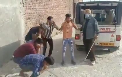 A sentadillas y palazos… Así castigan a quienes rompen la cuarentena en India