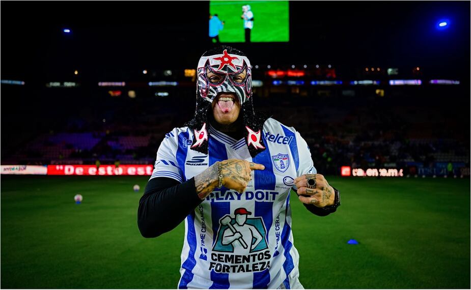 FOTO: ESPECIAL / REDES SOCIALES - Penta roba reflectores en el Pachuca vs Cruz Azul; convive con los futbolistas