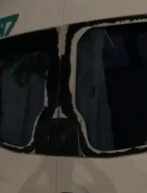 Así quedó uno de los camiones agredidos por seguidores de Rayados. FOTO: Captura