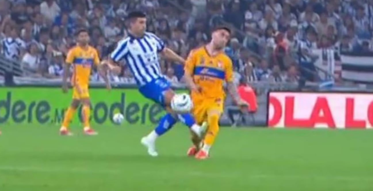 El árbitro no sancionó la falta de Jorge Rodríguez sobre Fernando Gorriarán / Foto: Especiales