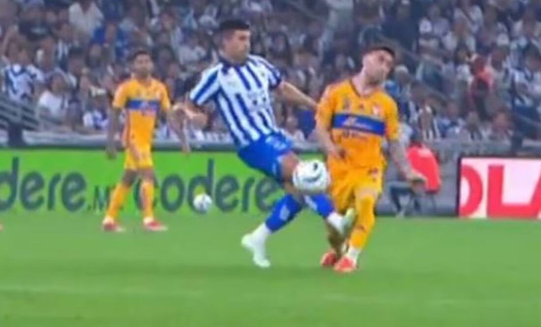 El árbitro no sancionó la falta de Jorge Rodríguez sobre Fernando Gorriarán / Foto: Especiales