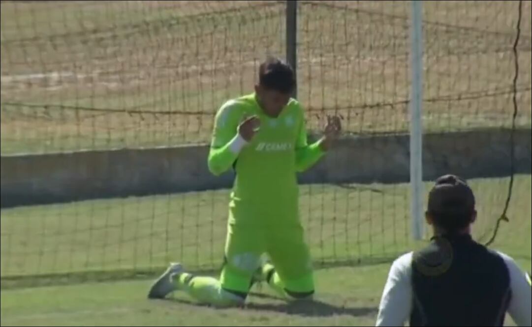 Así reaccionó el guardameta César Elian González tras recibir la noticia del fallecimiento de su papá. FOTO: Captura