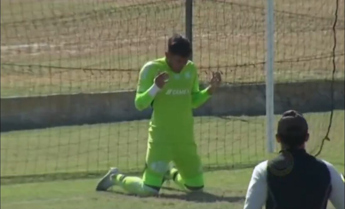 Así reaccionó el guardameta César Elian González tras recibir la noticia del fallecimiento de su papá. FOTO: Captura